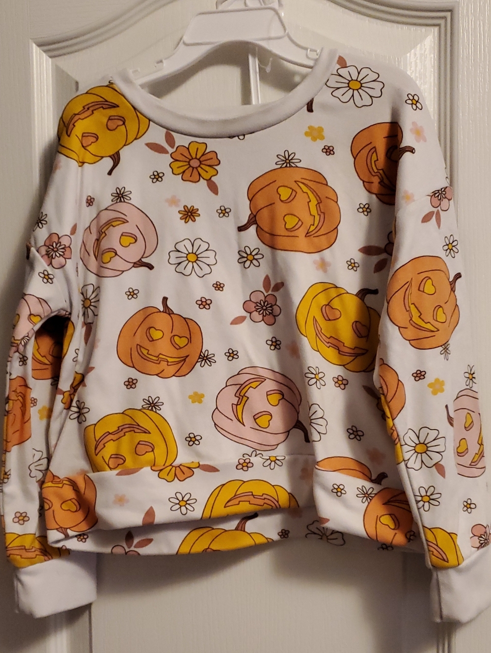 Tahari White Pumpkin Print Halloween Outfit with Yellow & Orange Pumpkins
